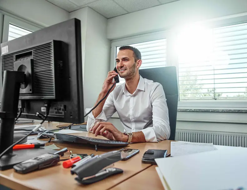 Elis Mitarbeiter am Telefon im Kundengespräch