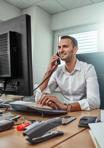 Elis Mitarbeiter am Telefon im Kundengespräch